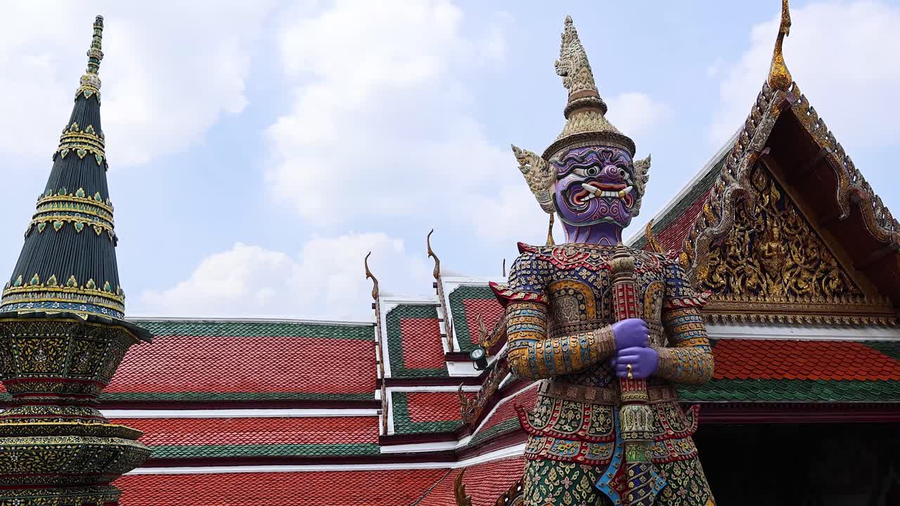 에메랄드 부처 의 사원 에 있는 다채로운 동상