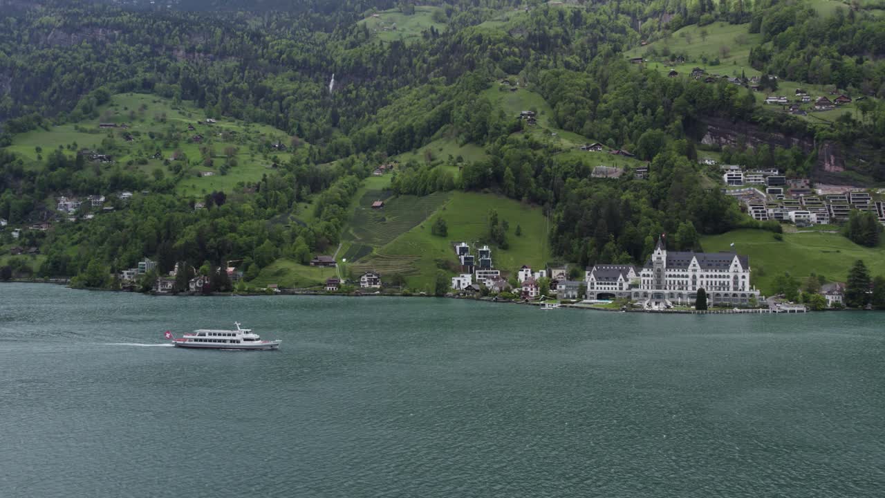 barco navegando en el lago de lucerna cerca del parque hotel vitznau en el centro de suiza