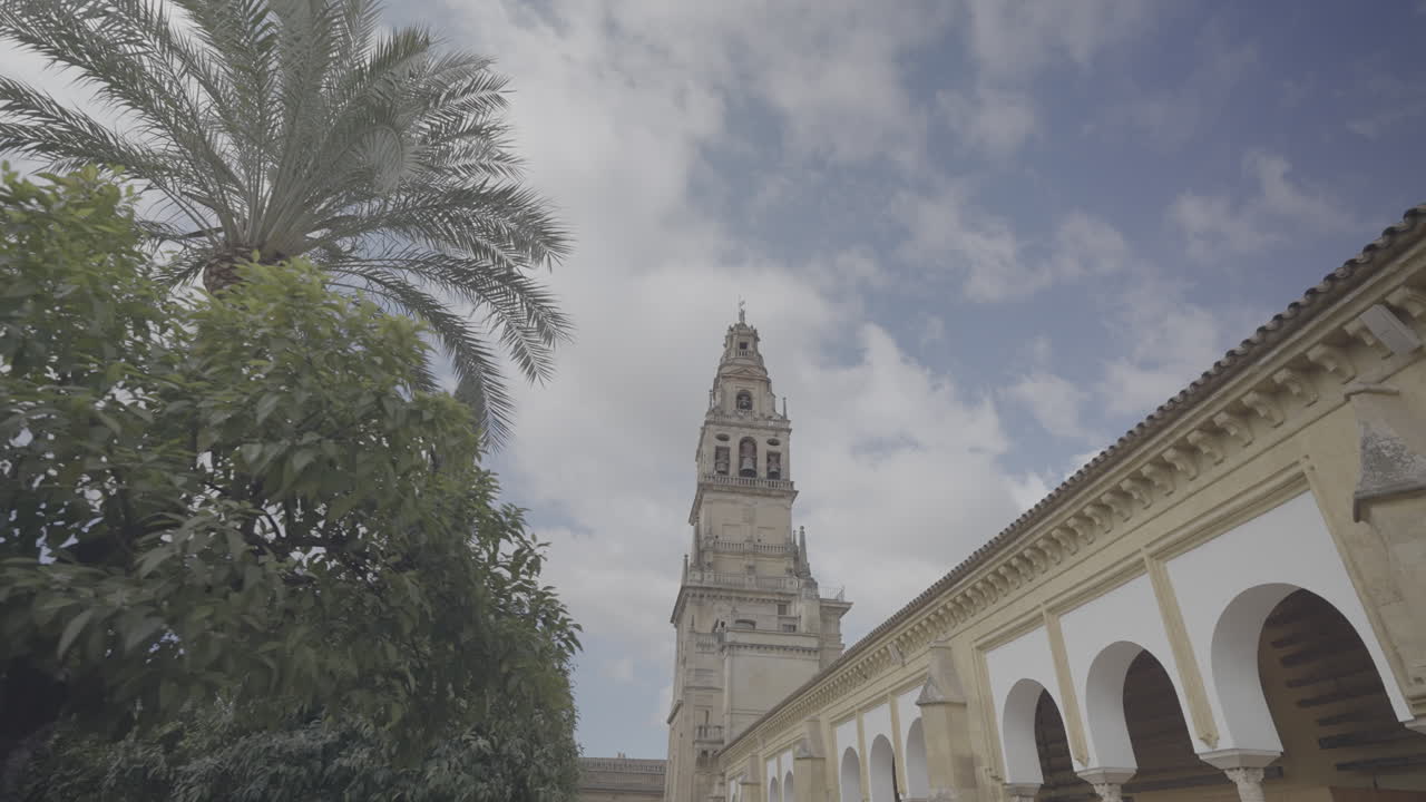 Ripresa esterna della Moschea-Cattedrale di Cordova, Spagna, che guarda la torre dal giardino in una soleggiata giornata estiva LOG.