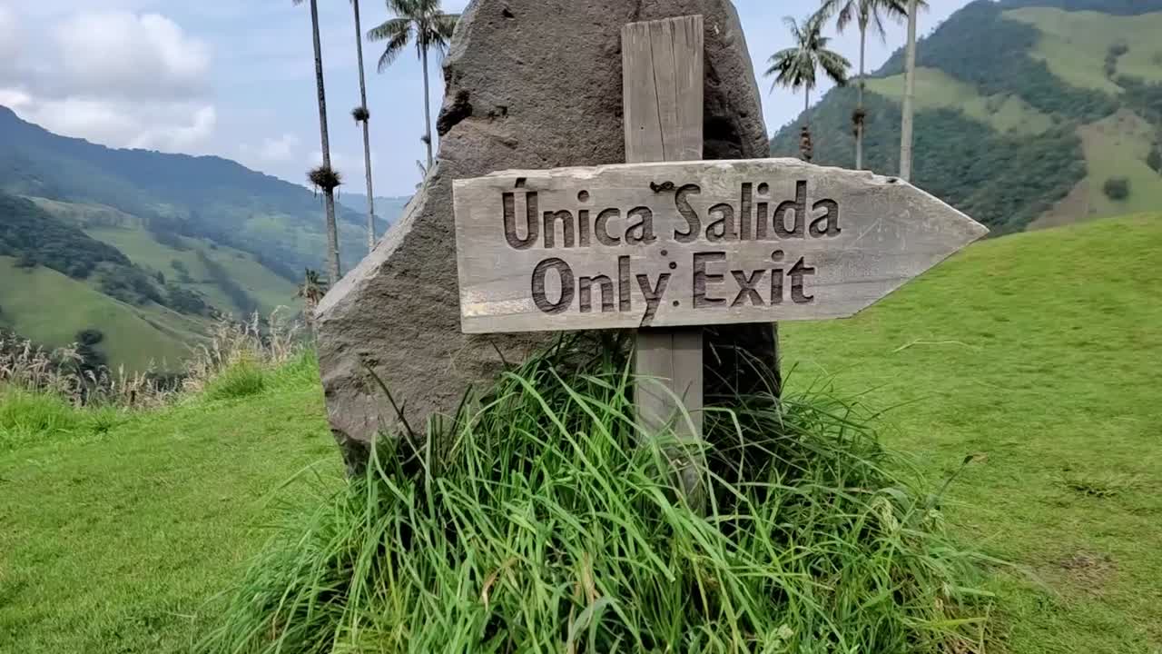 знак, указывающий на единственный выход в долину