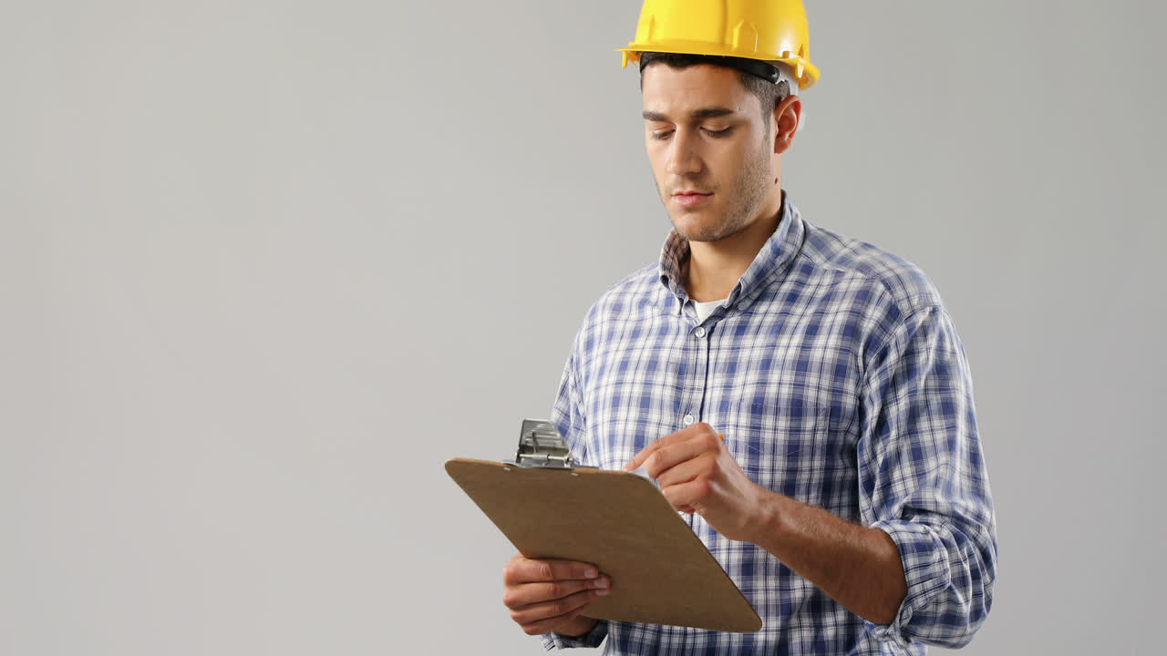 arquitecto masculino escribiendo en el clipboard 4k