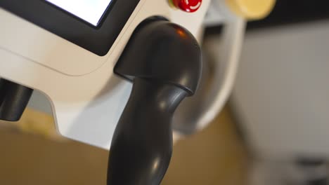 máquina de depilación por láser que opera a mano