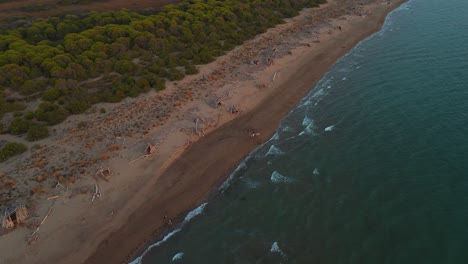 Toskanische-Sandstrandlandschaft-Aus-Der-Luft-Bei-Sonnenuntergang