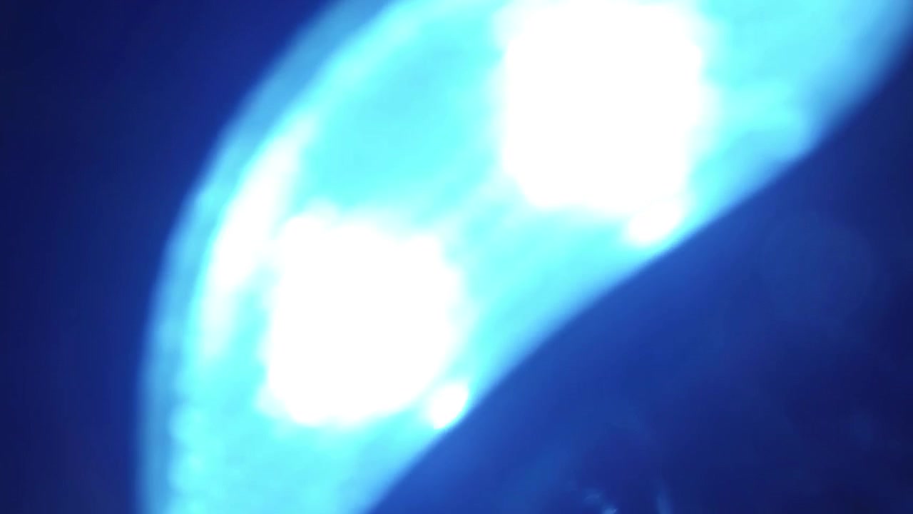 Fughe di luce blu astratte e bagliori dell'obiettivo su sfondo scuro