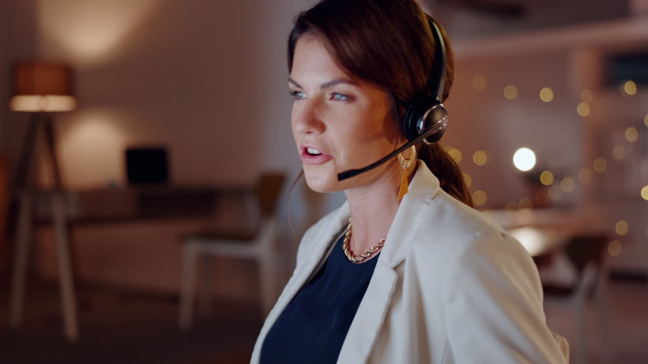 CRM, kontakt oss eller kvinne som veileder i callsenter