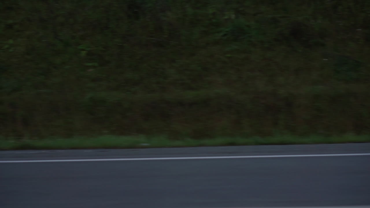 황혼 에 있는 고속도로 풍경