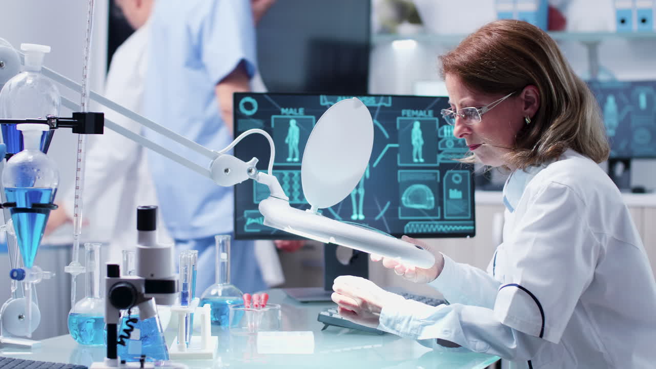 científico que trabaja en un laboratorio