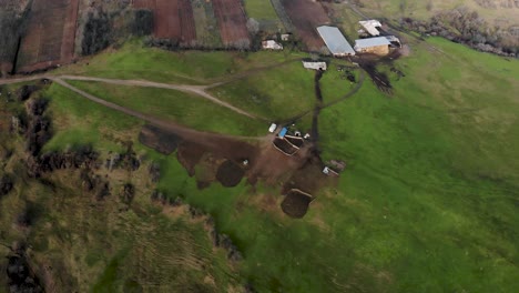 Redil-En-Una-Exuberante-Colina-Verde-En-Rumania---Toma-Aérea