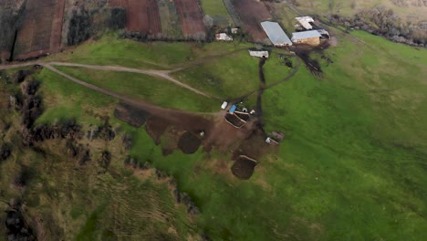 redil en una exuberante colina verde en rumania - toma aérea