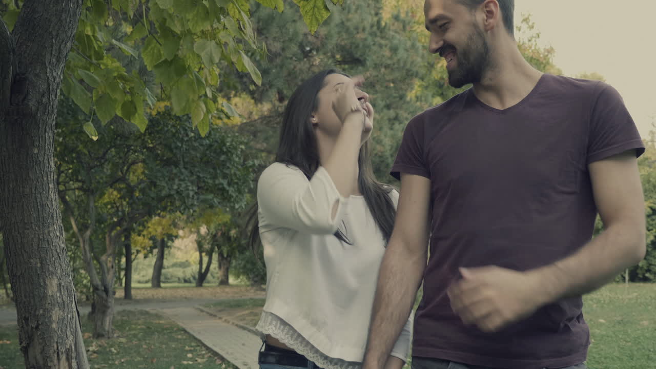 una pareja disfrutando de un momento romántico en el parque.