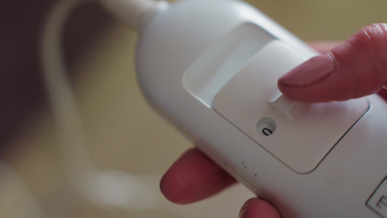 detalle de luz remota, toma ampliada que muestra el indicador del dispositivo con detalle de la vista general remota, perspectiva de primer plano detallada del control remoto con luz indicadora iluminada y diseño ergonómico