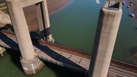 Große-Betonkonstruktion-Inmitten-Der-Eisenbahn-Der-Kingsferry-Bridge-Im-Südosten-Englands