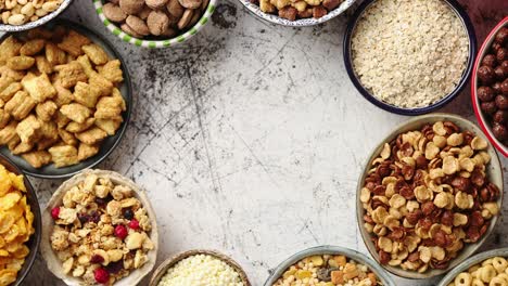 surtido de diferentes tipos de cereales colocados en cuencos de cerámica sobre la mesa