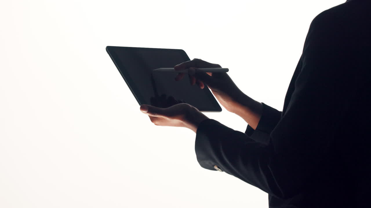 Silhuet af person, der bruger en tablet med en stylus