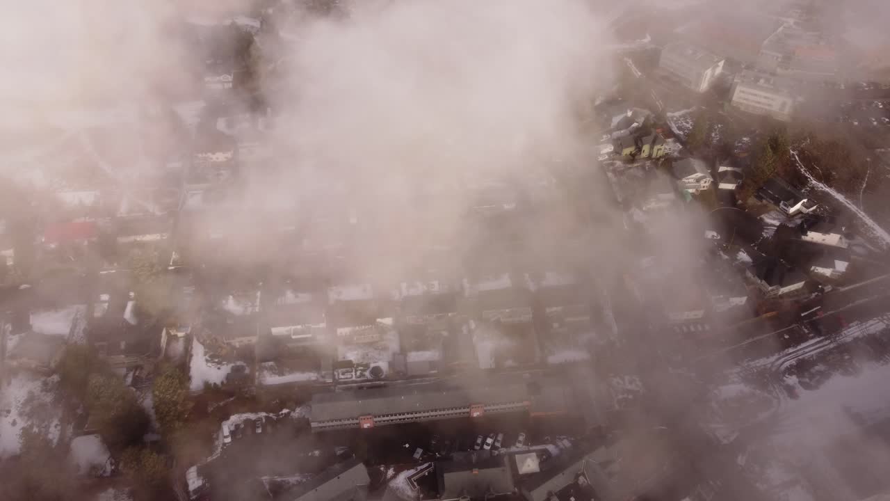 구름 을 통해 밀집 한 도시 풍경 의 공중 풍경