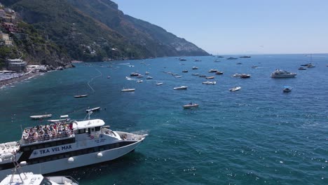 Drone-shot-of-the-dock,-harbour-in-Positano,-Italy