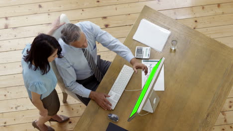 hombres de negocios hablando juntos sobre el trabajo