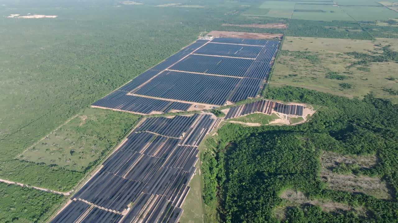 vasto panorama de campo exótico con una gran planta de energía fotovoltaica, aérea