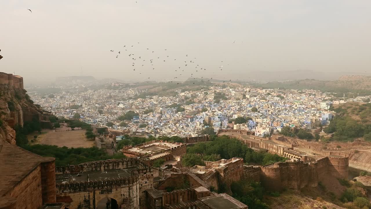 jodhpur (también ciudad azul) es la segunda ciudad más grande del estado indio de rajasthan y oficialmente la segunda ciudad metropolitana del estado.
