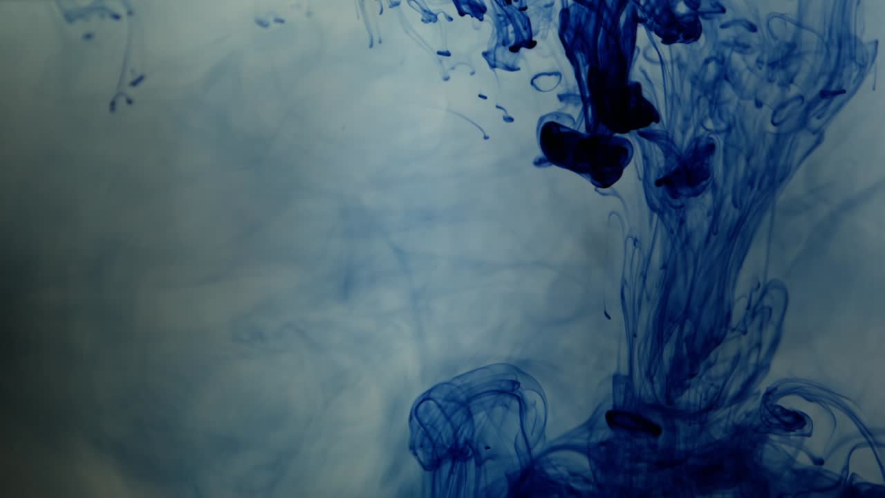 líquido químico azul profundo que se mueve a través del cuerpo de agua que contamina la pureza