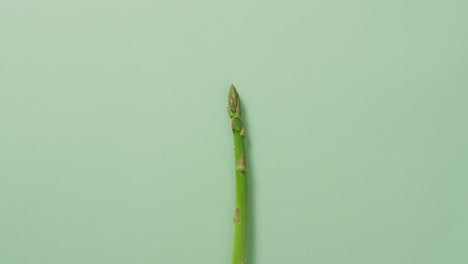 Video-of-fresh-asparagus-with-copy-space-over-green-background