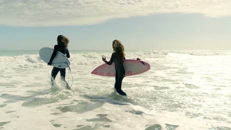 pareja corriendo hacia el mar 4k