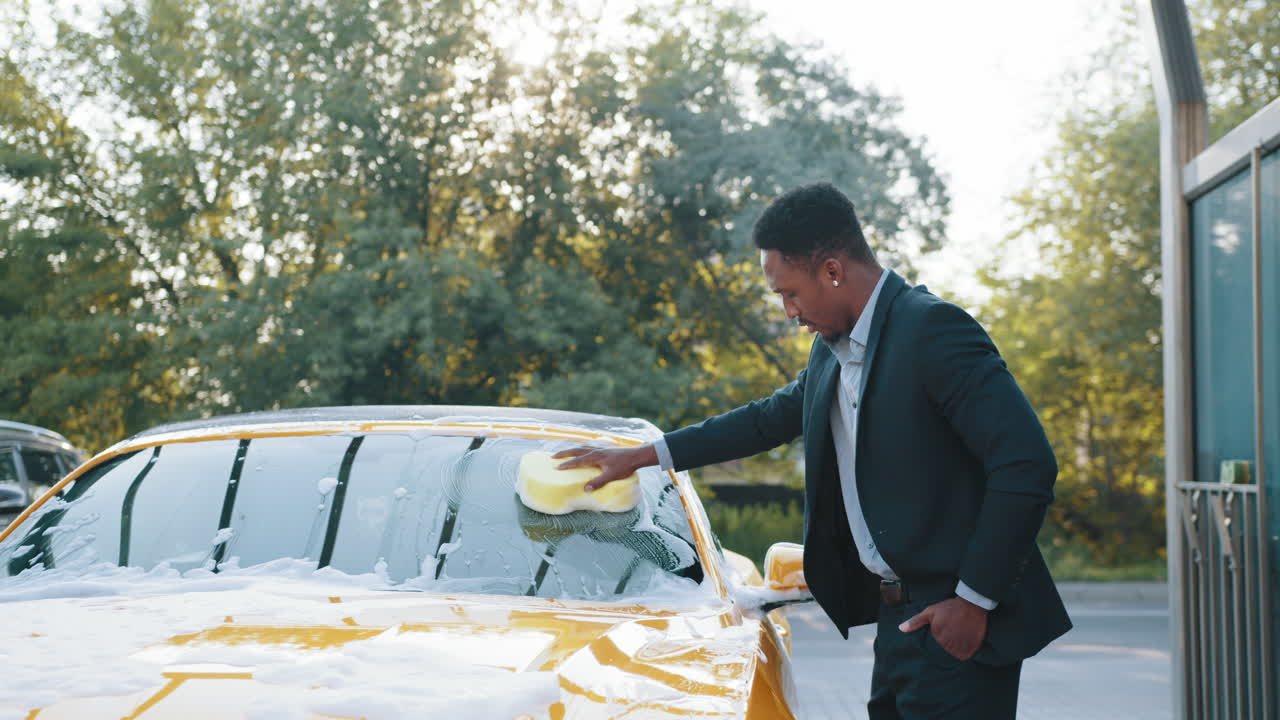 노란색 차를 는 남자