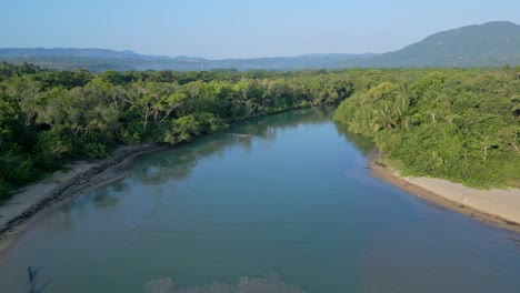 sobrevuelo aéreo exótico río muñoz en el paisaje tropical de la república dominicana en verano