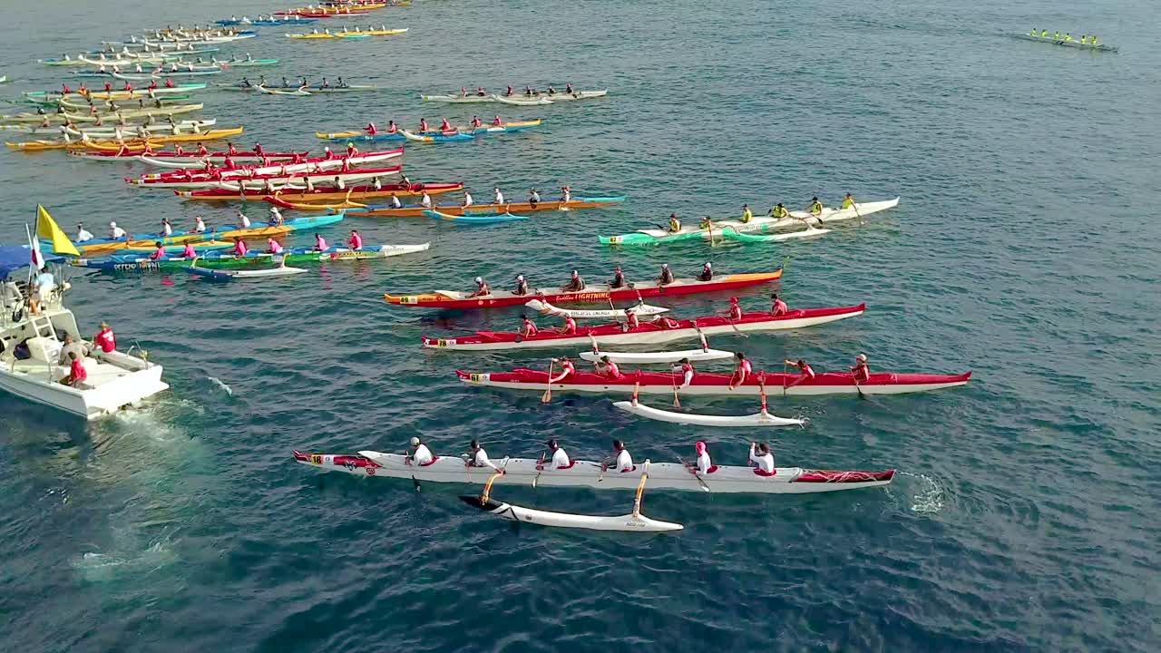하와이 2에서 레이스가 시작될 때 많은 아우트리거 카누 위에 있는 아름다운 공중