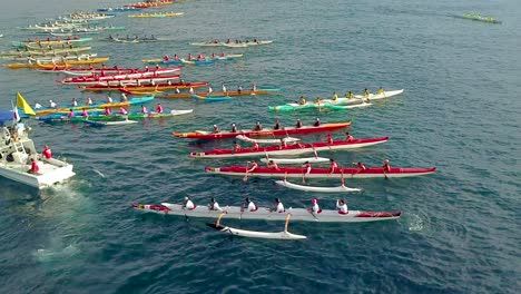 Hermosa-Antena-Sobre-Muchas-Canoas-Estabilizadoras-Al-Inicio-De-Una-Carrera-En-Hawaii-2