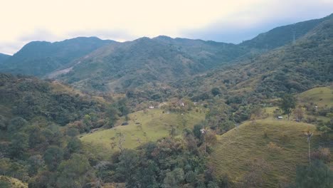 toma aérea de drones de colinas verdes en un hermoso valle en colombia