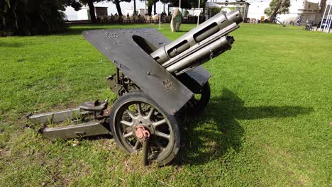 cañón de guerra antiguo exhibido fuera del museu do combatiente en lisboa, portugal