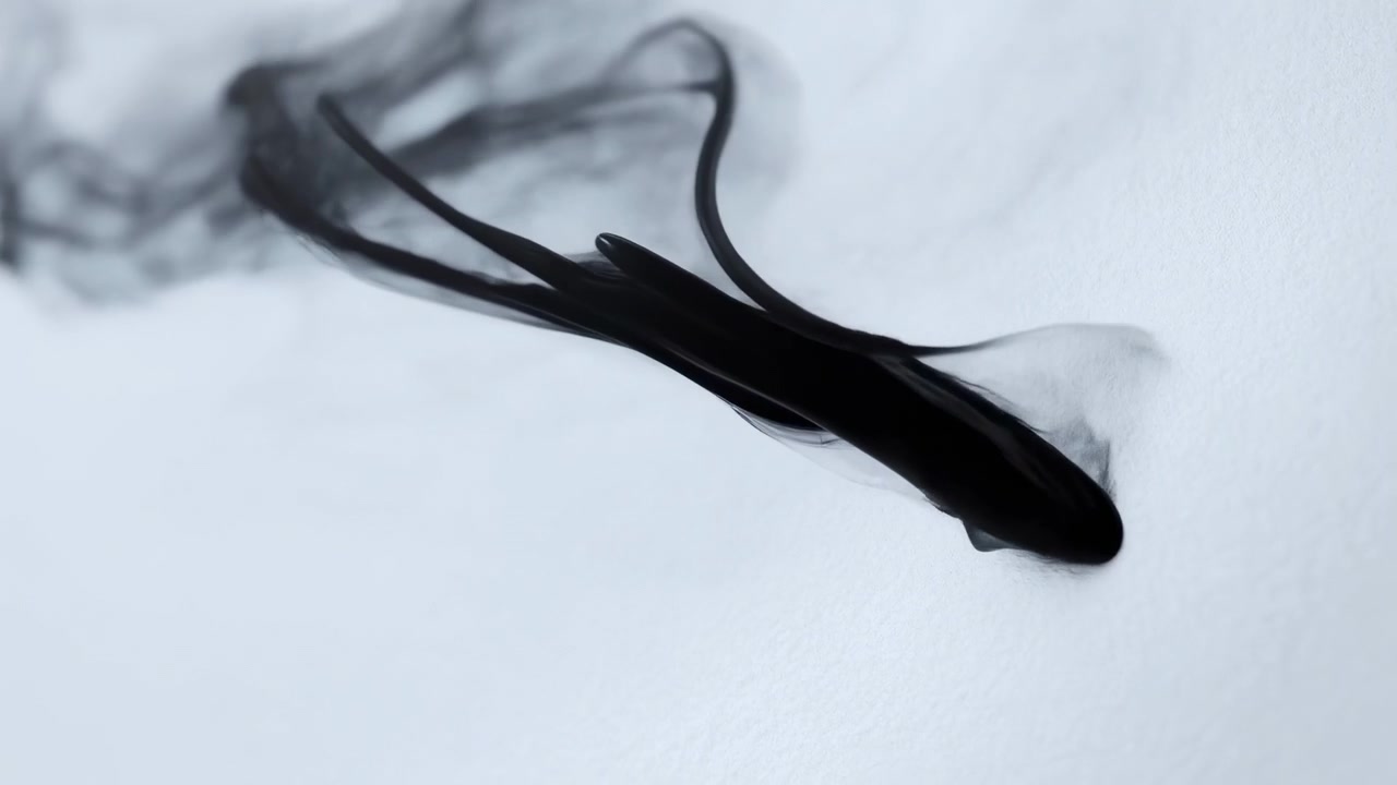 右下で固定された濃密な光沢のある黒いリボンが薄くなり、層状の半透明のベールと細い巻きひげに分散し、オフホワイトの紙のような背景を横切って左上に向かって斜めに流れています。