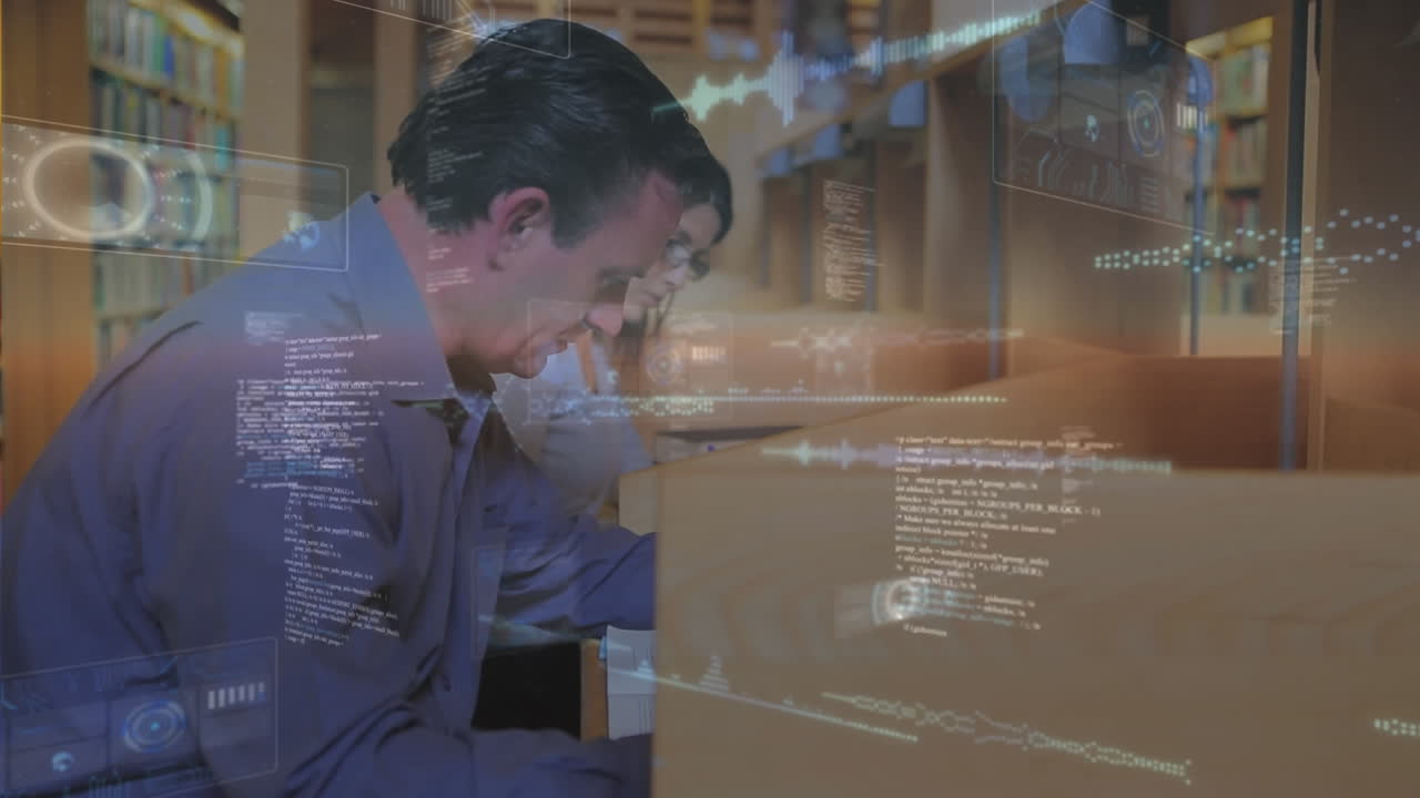 escáneres redondos y procesamiento de datos sobre profesor masculino caucásico leyendo en la biblioteca de la universidad