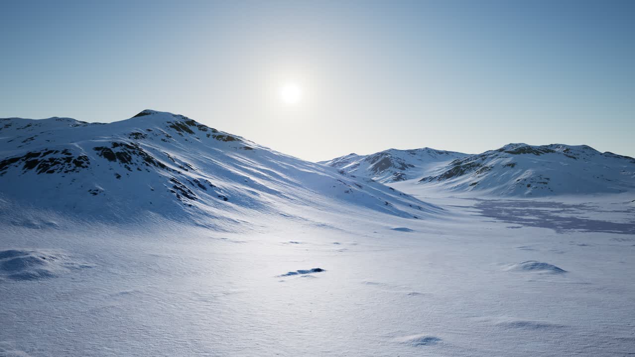 南極の雪山と氷の海岸線の空撮風景