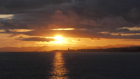 Flugzeuglandung-Bei-Atemberaubendem-Sonnenuntergang.-Nice,-Frankreich.-Statisch