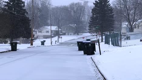 Slow-motion-snowfall-in-suburban-NYC,-America,-during-a-big-nor’easter