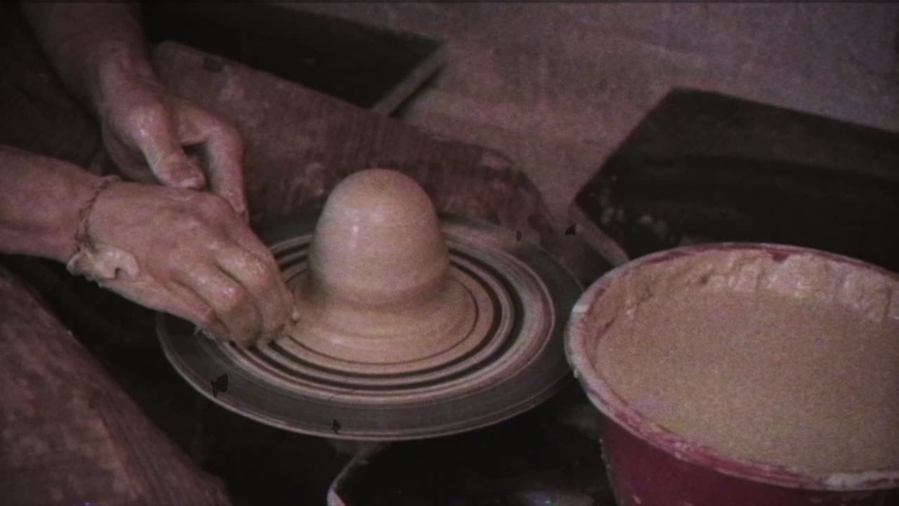 el alfarero hace una jarra de arcilla. efecto vintage. un hombre hace un jarrón en la rueda de un alfarero