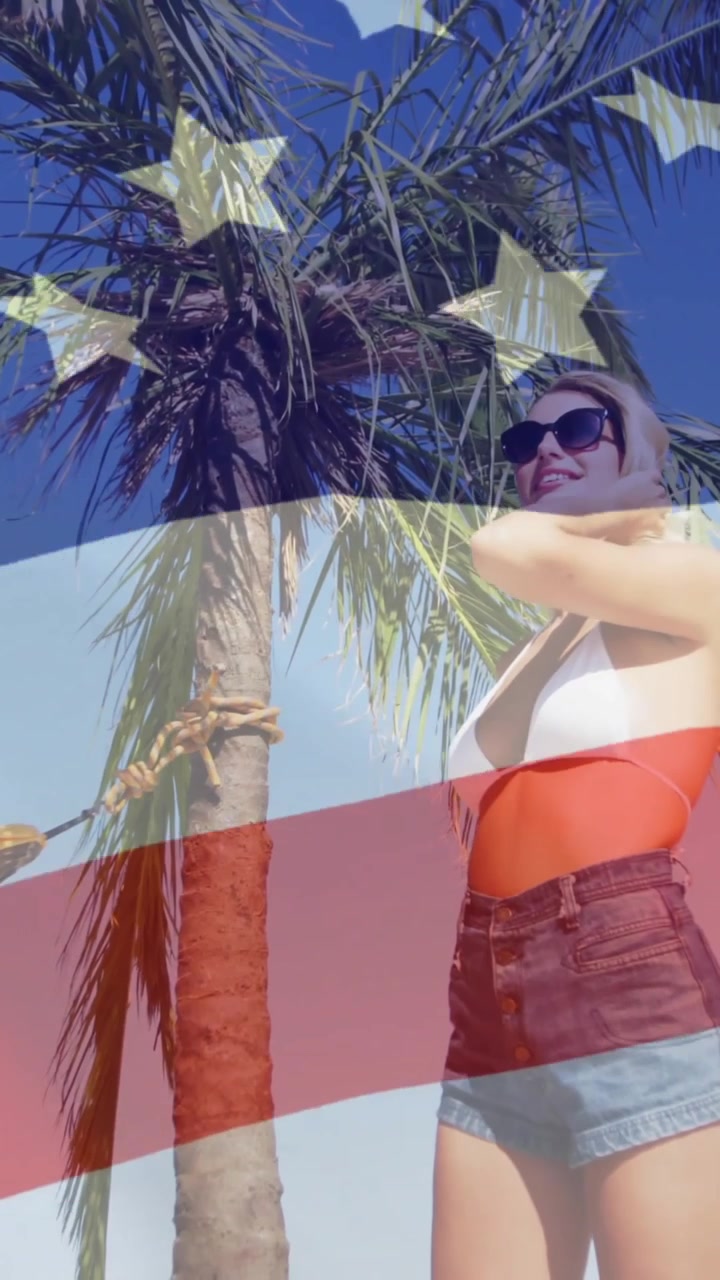 Animación de la bandera estadounidense sobre una mujer con gafas de sol de pie cerca de una palmera