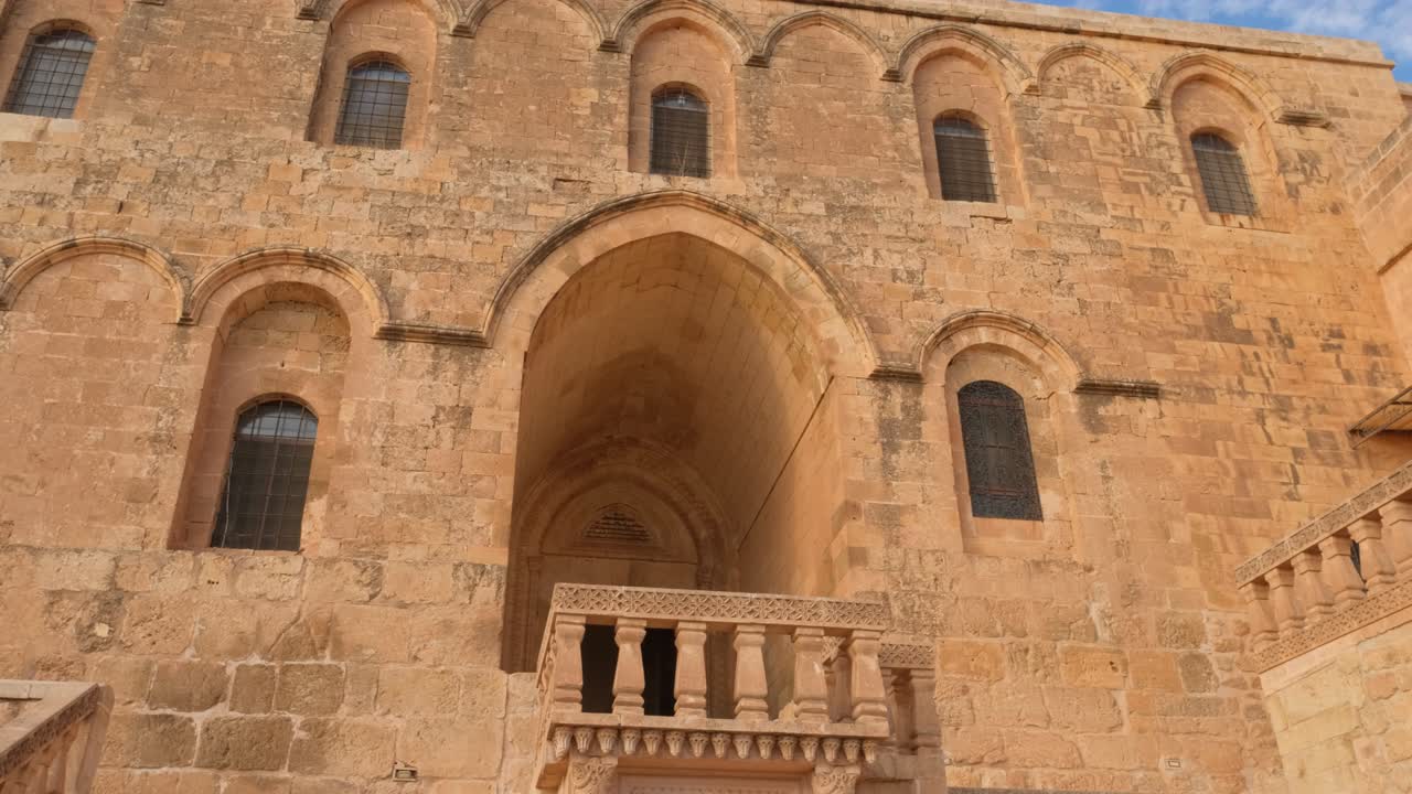 pov entrando en el monasterio de mor hananyo en mardin, al este de turquía