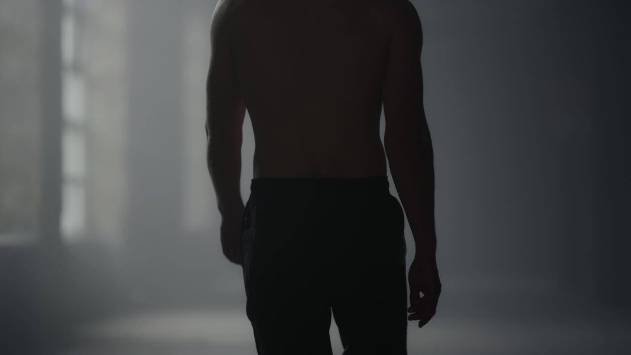 옥상 건물에서  ⁇ 는 남자 선수가 운동을 마치고 있습니다.