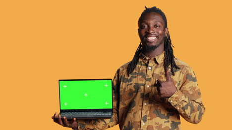 Person-Mit-Laptop-Mit-Greenscreen-Display-Auf-Der-Kamera