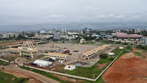 vista aérea del arco de la independencia de ghana