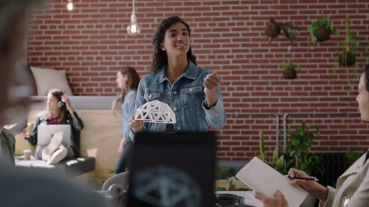 mujer de negocios hispana presentando un modelo de cúpula geodésica en la oficina reuniéndose con ingenieros haciendo una lluvia de ideas sobre soluciones de diseño creativo discutiendo ideas en la presentación del lugar de trabajo de inicio