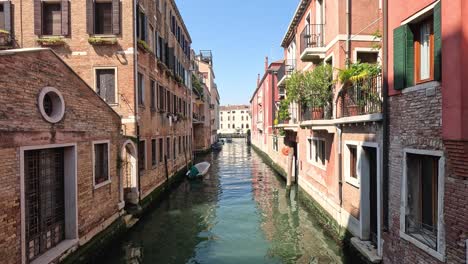 canal veneciano con barcos y edificios históricos