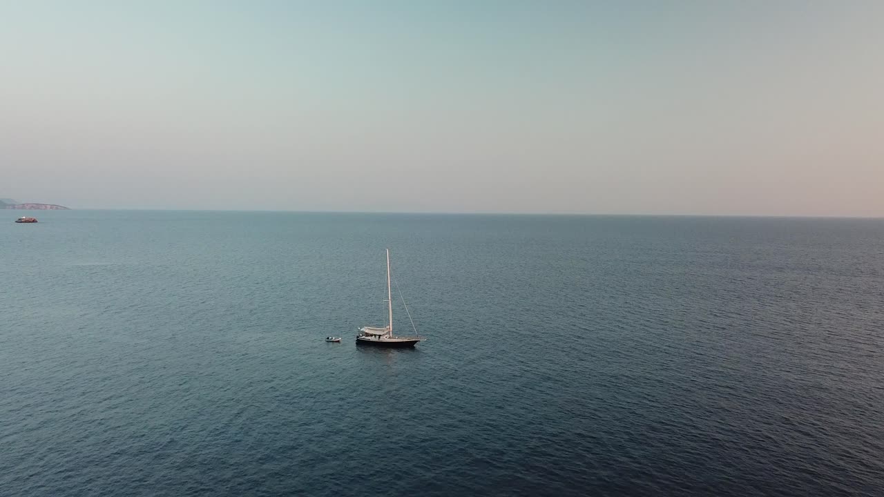 뒤의 해변을 드러내는 파르가 도시의 공중 촬영