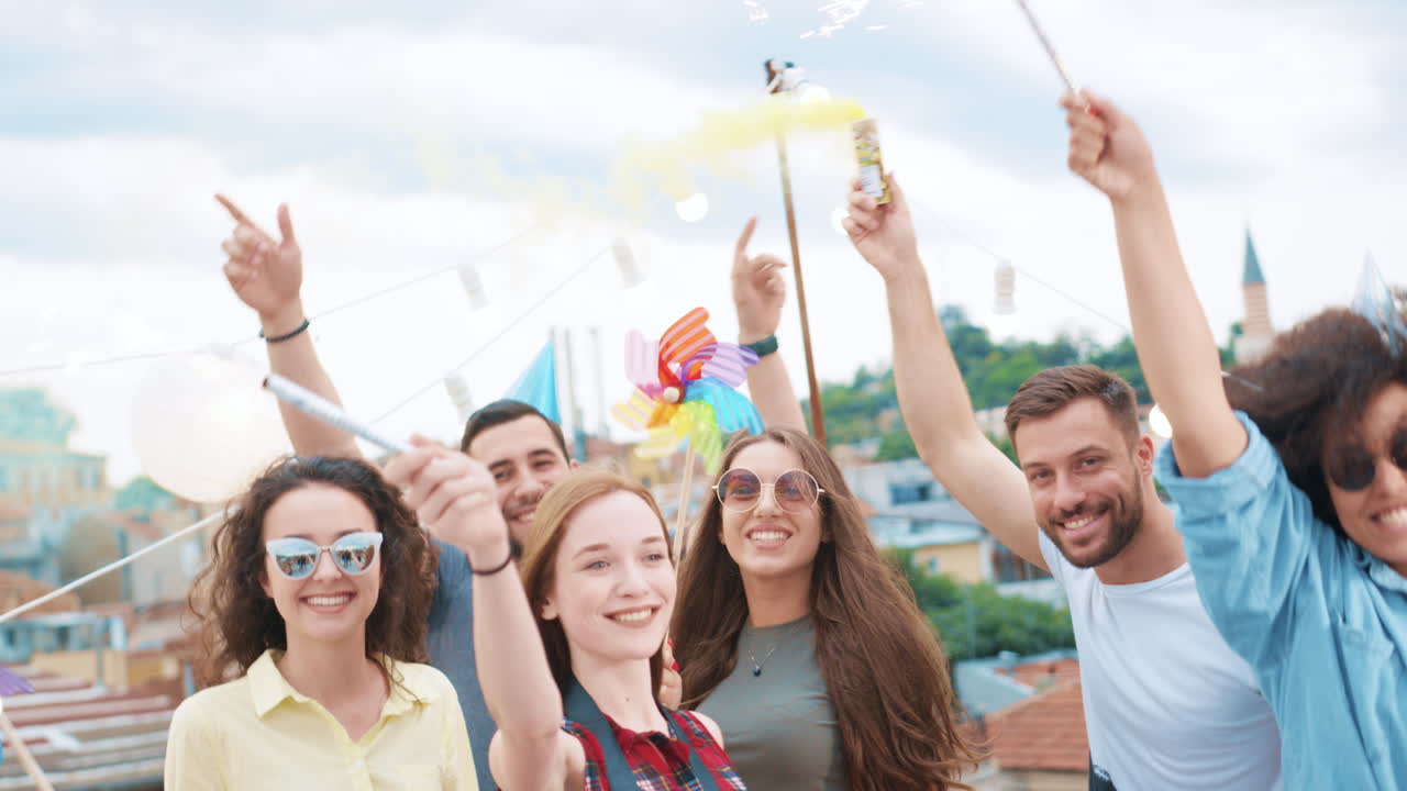 fiesta en la azotea amigos celebrando con