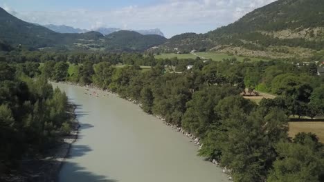 Toma-Total-Del-Río-En-Francia-Alejándose-De-Canoas-Y-Botes-Flotantes