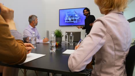 Empresario-Dando-Presentación-En-La-Sala-De-Conferencias-4k