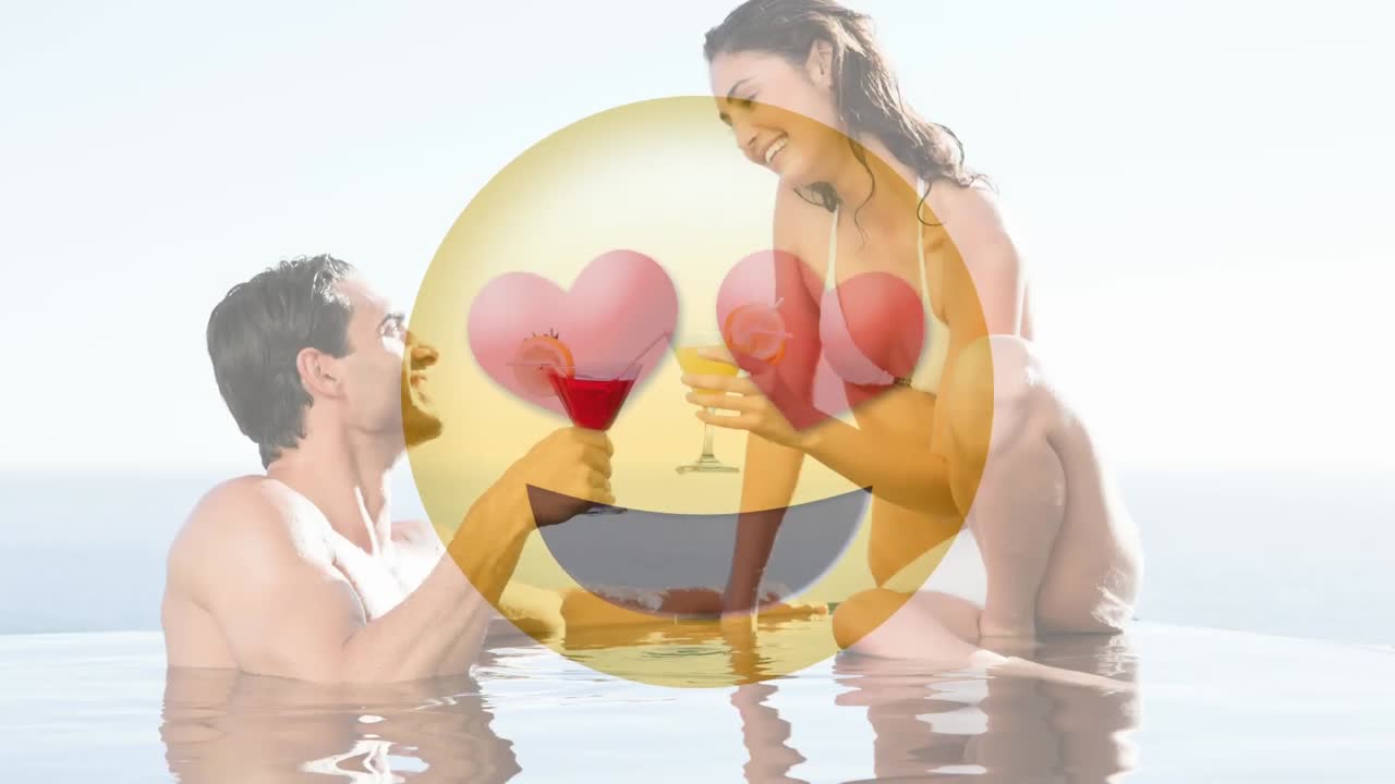 사랑 스마일리와 함께 발렌타인 데이를 위해 수영장에서  ⁇ 테일을 마시는 행복한 커플